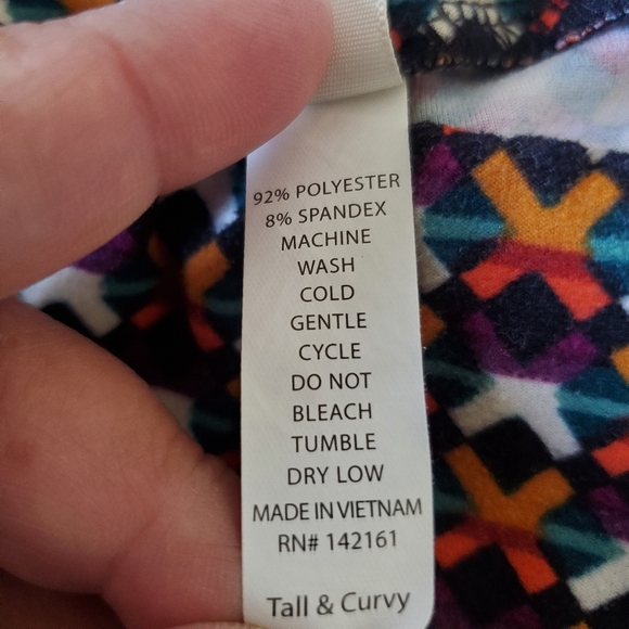LuLaRoe Leggings Tall and Curvy will be free if bundled with another item - Picture 3 of 13